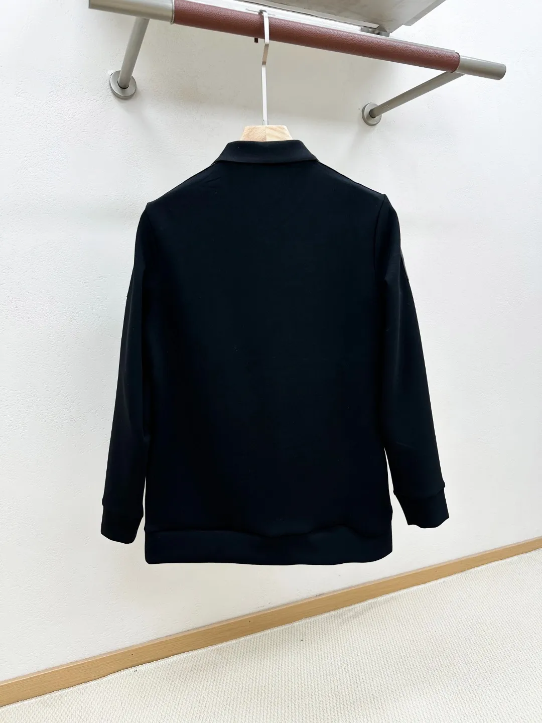 [New product] Hong Kong foreign company channel goods, pure quality, new product in early autumn 2026, original factory OEM product, high-looking star item! Brun*llo Cuci*elli family men's fashion style air cotton splicing knitted stand collar casual hooded sweatshirt jacket! Italian customers provide top-notch custom-made garment fabrics, heavyweight high-density air layer pure cotton material, with powerful functional properties, extremely delicate and comfortable touch, excellent breathability and hygroscopicity, spliced ​​knitted fabrics, clean upper body, lightweight and no burden! Versatile's color scheme is light and familiar, suitable for various daily outfits. The compatibility is extremely high, and it can handle a variety of occasions. It can perform very well in street leisure, outdoor sports, etc. There is no age limit, and it can be worn both inside and outside! It's something you can meet but can't ask for! Color: Black Gray Size: M L XXL size: Shoulder width 44cm - Bust size 110cm - Clothes length 73cm - Sleeve length 67cm 3XL size: Shoulder width 45cm - Bust size 114cm - Clothes length 75cm - Sleeve length 68cm